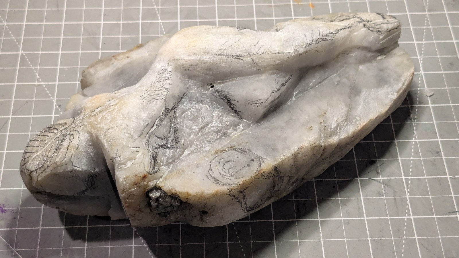 粗坯已经定出，主要体块确立，参考线为下一步重新标出